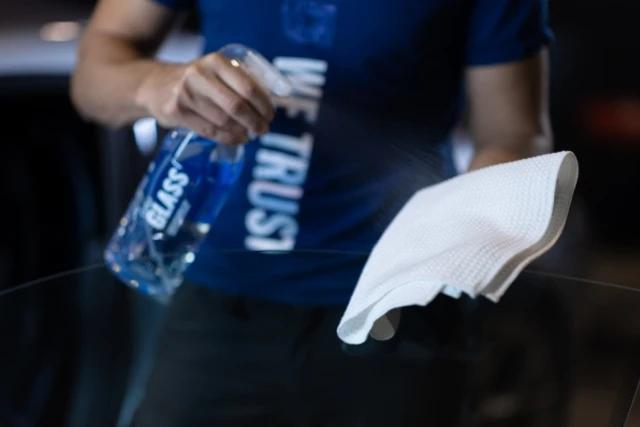 كيو تو إم جلاس وايب EVO – منشفة مايكروفايبر لتنظيف الزجاج - Image 3