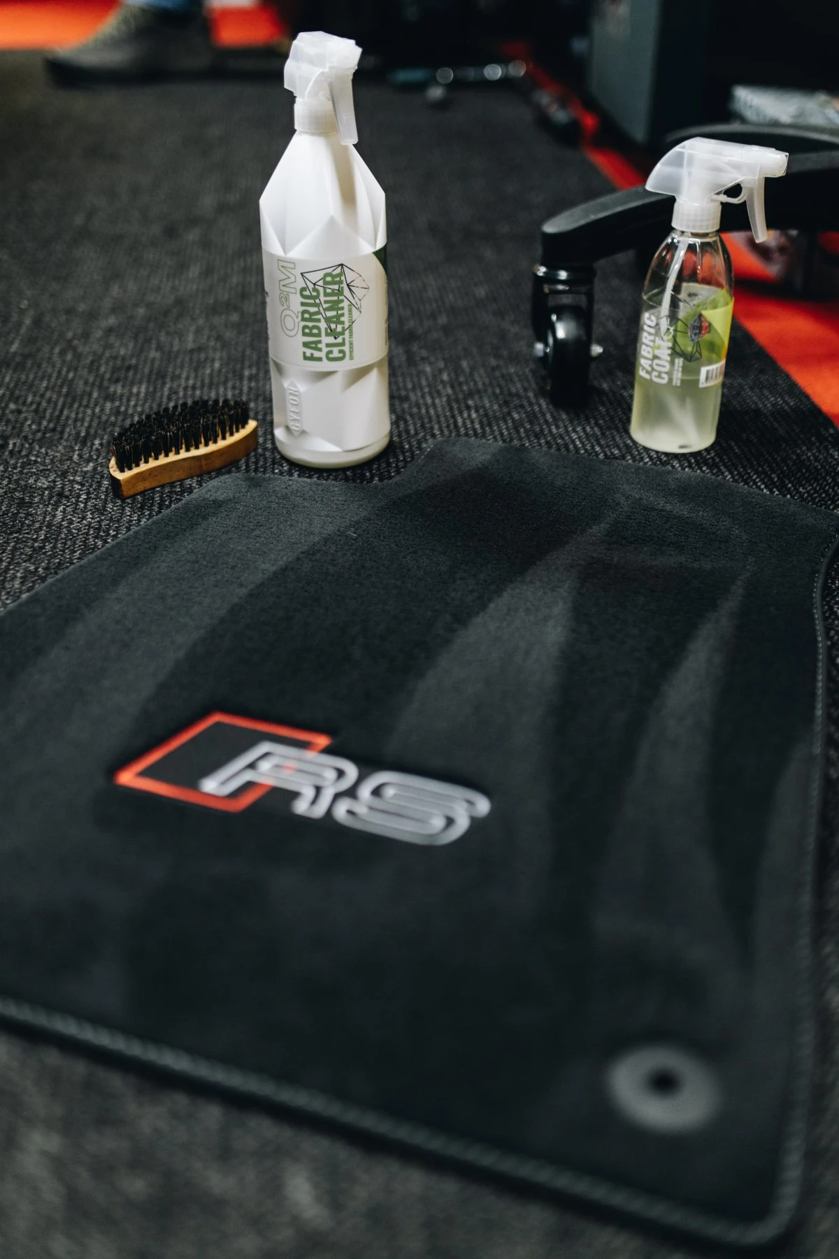 كيو تو إم فابريك كلينر – 1000 مل منظف أقمشة خاص للسيارات | جيون - Image 2