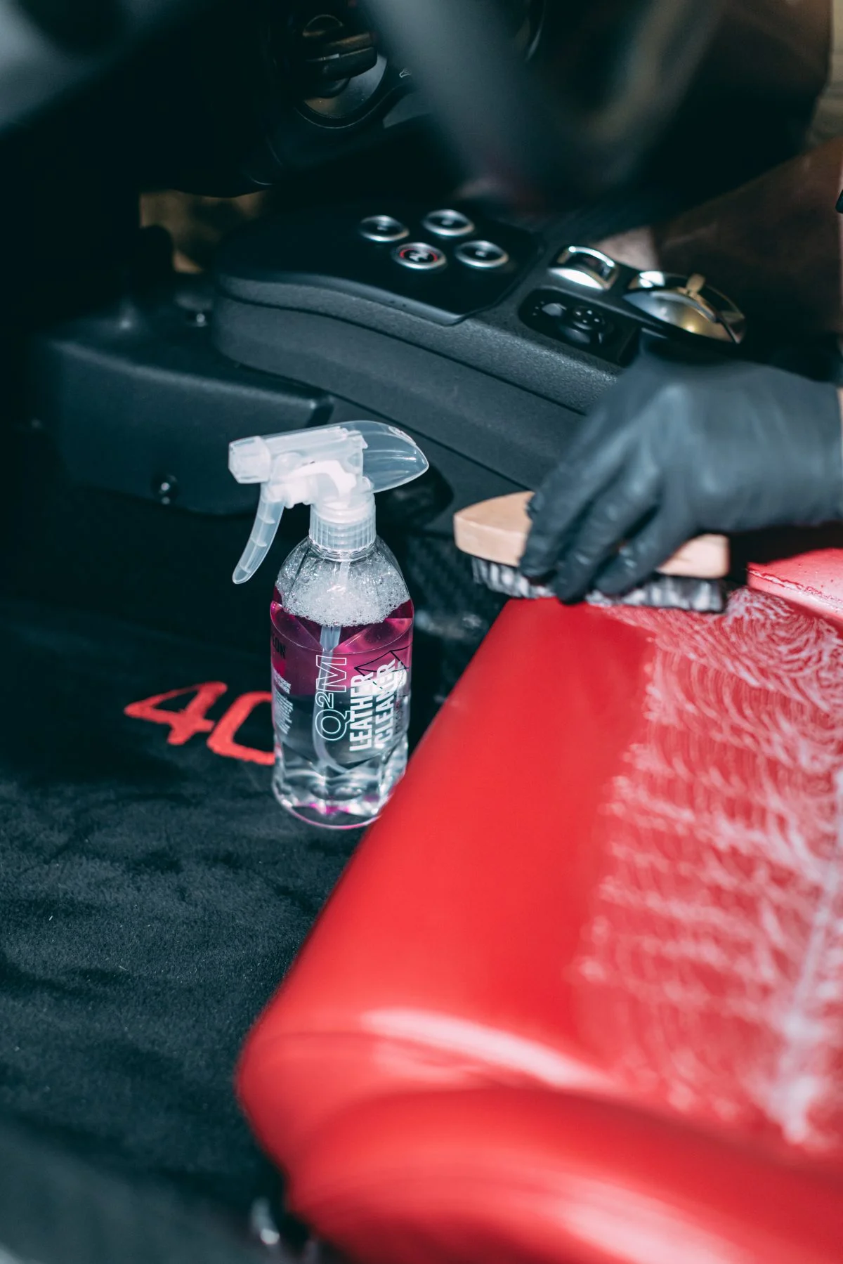 كيو تو إم ليذر كلينر سترونغ – 1000 مل منظف جلد قوي | جيون - Image 2